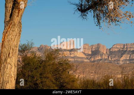 Tramonto, montagne della Sierra del Carmen; campeggio del villaggio di Rio grande. Big Bend National Park, Texas, Stati Uniti. Foto Stock