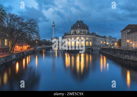 All'ora blu al Museo Bode con vista sulla torre della televisione di Berlino, Germania. Foto Stock