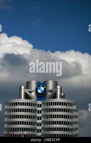 23.01.2024, BMW-München, Archivbild 2020, Aktuelle Nachrichten um BMW: Kraftfahrtbundesamt vermutet Abgasbetrug, foto: über der Münchner BMW-Konzernzentrale türmen sich Gewitterwolken auf. 20.07.2020, BMW-München 20.07.2020, BMW-München *** 23 01 2024, BMW Monaco di Baviera, immagine d'archivio 2020, ultime notizie su BMW Federal Motor Transport Authority sospetta frode sulle emissioni, Photo Storm Clouds si stanno radunando sulla sede del gruppo BMW a Monaco 20 07 2020, BMW Monaco 20 07 2020, BMW Monaco di Baviera Foto Stock