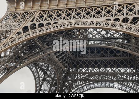 Francia, Parigi - 4 gennaio 2024 - progettazione architettonica della famosa struttura in ferro della Torre Eiffel. Primo piano della struttura della Torre Eiffel in Foto Stock