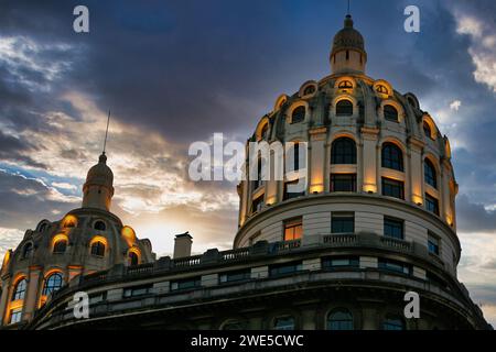 Cupole dell'edificio storico Bencich a Buenos Aires su un tramonto sulla diagonale North avenue Foto Stock