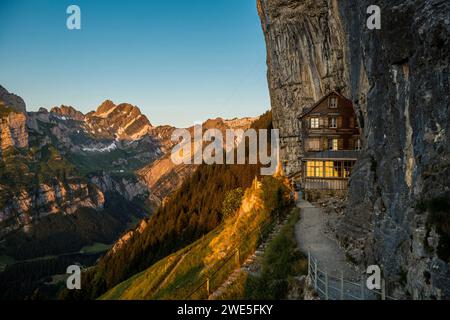 Berggasthaus Aescher-Wildkirchli, alba, sotto Ebenalp, Weissbad, Alpstein, Cantone di Appenzell Innerrhoden, Svizzera Foto Stock