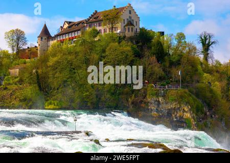 Cascate del Reno e con il castello Laufen a Neuhausen a Sciaffusa, Svizzera. Foto Stock