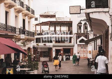 Tangeri, Marocco. 15 ottobre 2022 - l'Hotel e ristorante Fuentes, nel Petit Socco della medina, famosa piazza commerciale con bar terrazze Foto Stock