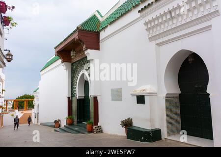 Tangeri, Marocco. 15 ottobre 2022 - porte di accesso alla grande Moschea di Tangeri, nel quartiere murato della medina Foto Stock