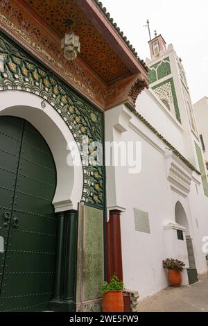Tangeri, Marocco. 15 ottobre 2022 - porta con arco in stile musulmano e minareto della grande Moschea di Tangeri, nel quartiere murato della medina Foto Stock