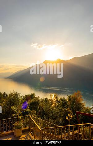 Lo storico Grandhotel Giessbach con vista sulla montagna e sul lago di Brienz al tramonto a Berna Canton, Svizzera. Foto Stock