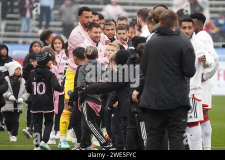 Non esclusiva: 22 gennaio 2024, Dallas, Texas, USA: I giocatori di entrambe le squadre si stringono la mano pochi istanti prima dell'inizio della gara di pre-stagione della MLS Foto Stock