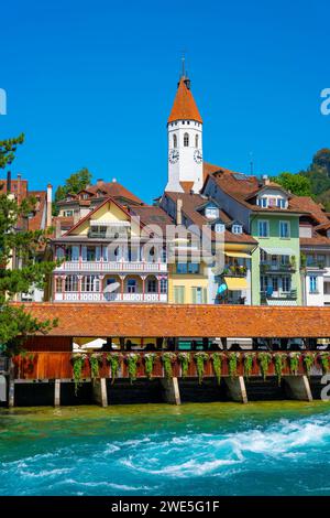 Fiume Aare nella città di Thun e Untere Schleuse Bridge e Church Tower in una soleggiata giornata estiva, Oberland Bernese, Cantone di Berna, Svizzera. Foto Stock