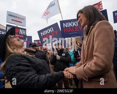 Bedford, New Hampshire, USA. 23 gennaio 2024. Il candidato presidenziale repubblicano NIKKI HALEY condivide una risata con la sostenitrice MICHELLE DRISCOLL. (Immagine di credito: © sue Dorfman/ZUMA Press Wire) SOLO USO EDITORIALE! Non per USO commerciale! Foto Stock