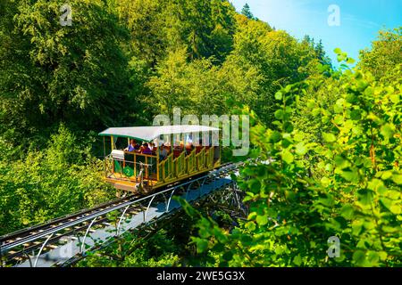 La funivia più antica d'Europa con vista sul lago di Brienz e la montagna a Giessbach a Brienz, Berna Canton, Svizzera. Foto Stock