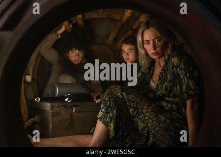 Un posto tranquillo parte II Emily Blunt, Millicent Simmonds e Noah Jupe Foto Stock