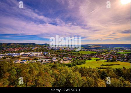 Vista su Jena Lobeda con l'autostrada A4 dalla cava di Mönchsberg in autunno con nuvole velate, Jena, Turingia, Germania Foto Stock