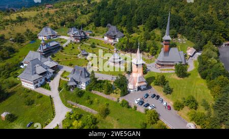 Fotografia aerea del monastero di Barsana situato nella contea di Maramures, Romania. La fotografia è stata scattata da un drone a un'altitudine più elevata Foto Stock