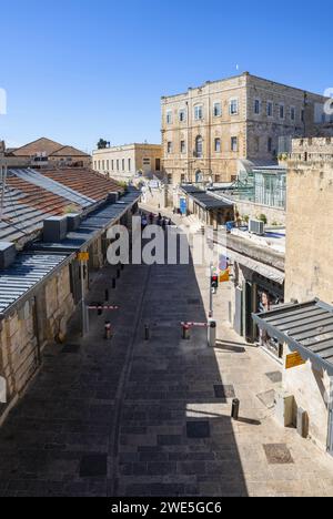 Ha SHa'ar He-Khadash Street sopra la porta nuova di Gerusalemme Foto Stock