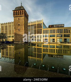 Torre Rossa (XII secolo), punto di riferimento della città di Chemnitz, sullo sfondo la facciata del centro commerciale Roter Turm (2000) dell'architetto Kol Foto Stock