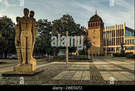 Scultura "Dignity, Beauty and Pride of Man in Socialism" (1971), sullo sfondo la Torre Rossa (XII secolo) e la Galerie Roter Turm Foto Stock