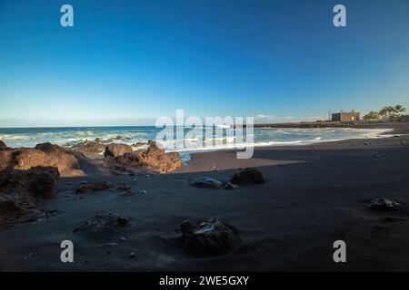 Vista turistica classica della spiaggia di Playa Jardín, Puerto de la Cruz, Teneˈɾife; Tenerife, Isole Canarie, Spagna, turismo, sole invernale, visite turistiche. Foto Stock