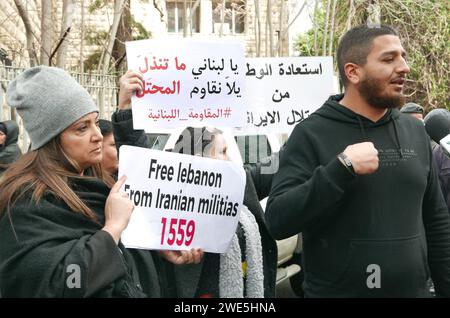 Beirut, Libano. 23 gennaio 2024. Le famiglie del 4 agosto 2020 vittime di Port Blast chiedono giustizia per i loro cari all'esterno del Palazzo di giustizia di Beirut, Libano, il 23 gennaio 2024. Quasi quattro anni dopo l'incidente, la verità su ciò che è successo deve ancora venire. Le famiglie delle vittime incolpano l'Iran - ha sostenuto la milizia sciita di Hezbollah di ostacolare il corso della giustizia. (Foto di Elisa Gestri/Sipa USA) credito: SIPA USA/Alamy Live News Foto Stock