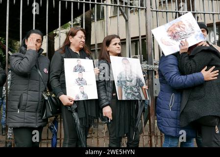 Beirut, Libano. 23 gennaio 2024. Le famiglie del 4 agosto 2020 vittime di Port Blast chiedono giustizia per i loro cari all'esterno del Palazzo di giustizia di Beirut, Libano, il 23 gennaio 2024. Quasi quattro anni dopo l'incidente, la verità su ciò che è successo deve ancora venire. Le famiglie delle vittime incolpano l'Iran - ha sostenuto la milizia sciita di Hezbollah di ostacolare il corso della giustizia. (Foto di Elisa Gestri/Sipa USA) credito: SIPA USA/Alamy Live News Foto Stock