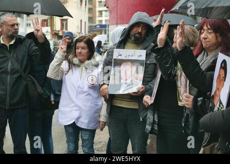 Beirut, Libano. 23 gennaio 2024. Le famiglie del 4 agosto 2020 vittime di Port Blast chiedono giustizia per i loro cari all'esterno del Palazzo di giustizia di Beirut, Libano, il 23 gennaio 2024. Quasi quattro anni dopo l'incidente, la verità su ciò che è successo deve ancora venire. Le famiglie delle vittime incolpano l'Iran - ha sostenuto la milizia sciita di Hezbollah di ostacolare il corso della giustizia. (Foto di Elisa Gestri/Sipa USA) credito: SIPA USA/Alamy Live News Foto Stock