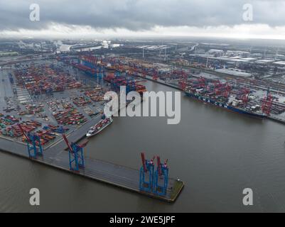 Amburgo, Germania, 30 dicembre 2023: Terminal container di Amburgo. Porto marittimo sul fiume Elba ad Amburgo, Germania, a 110 chilometri dalla sua foce sul Foto Stock