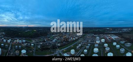 Foto panoramica a 180 gradi di una raffineria di combustibili fossili a Gelschenkirchen, Germania. Grandi serbatoi di stoccaggio e tubazioni. Grande installazione industriale Foto Stock