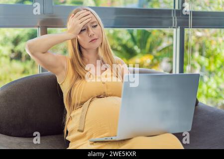 La donna incinta stanca di lavorare da casa, affronta le sfide dell'equilibrio tra attività professionali e richieste di gravidanza Foto Stock