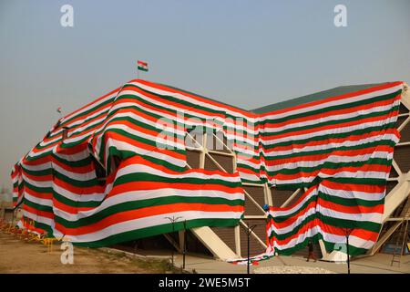Srinagar, India. 23 gennaio 2024. 23 gennaio 2024, Srinagar Kashmir, India: I dipendenti del governo avvolgono la periferia di un edificio dello stadio al coperto con un gigantesco tricolore indiano in vista della Festa della Repubblica indiana a Srinagar. La Festa della Repubblica in India commemora l'adozione della costituzione e la transizione del paese a una Repubblica il 26 gennaio 1950, con celebrazioni che si svolgono ogni anno nella stessa data. Il 23 gennaio 2024, Srinagar Kashmir, India. (Foto di Firdous Nazir/Eyepix Group) credito: SIPA USA/Alamy Live News Foto Stock