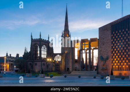 Coventry Regno Unito. Le rovine della cattedrale di sera illuminate dalle luci per la sera di Natale. Foto Stock