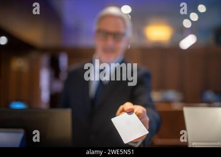 Donna d'affari che consegna un biglietto da visita vuoto a un cliente Foto Stock