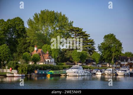 Barche, case ed alberi lungo il Tamigi, Bourne End, vicino Marlow, Buckinghamshire, Inghilterra, Regno Unito Foto Stock