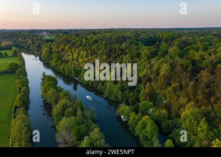 Vista aerea di una casa galleggiante le Boat Horizon 4 sul Tamigi con l'isola vicino al Cliveden National Trust, vicino a Maidenhead, Berkshire, Inghilterra, United Foto Stock