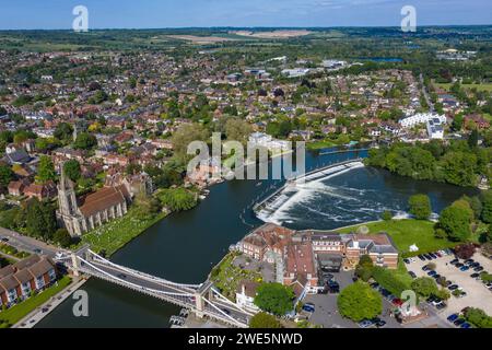 Vista aerea della città con la chiesa di tutti i Santi, il ponte sospeso di Marlow e la diga lungo il Tamigi, Marlow, Buckinghamshire, Inghilterra, Regno Unito Foto Stock