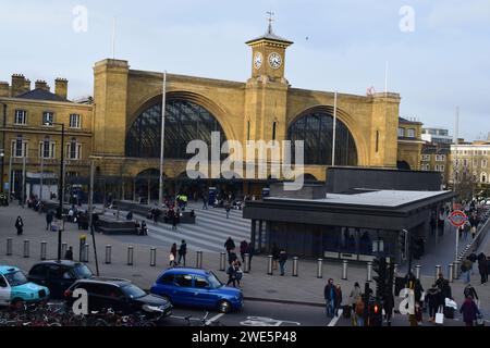 Persone che viaggiano con il treno dalla stazione di King's Cross a Londra Foto Stock