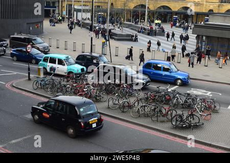 Persone che viaggiano con il treno dalla stazione di King's Cross a Londra Foto Stock