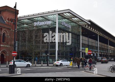 Persone che viaggiano con il treno dalla stazione di King's Cross a Londra Foto Stock