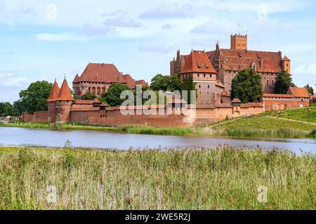 Marienburg (Zamek W Malborku) sulle rive del Nogat a Malbork nel voivodato di Pomorskie in Polonia Foto Stock