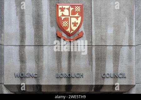 Gli uffici del Woking Borough Council nel Surrey, Inghilterra, Regno Unito, fotografati nel gennaio 2024. consiglio fallimentare, in cui si prevede un forte aumento delle imposte del consiglio Foto Stock