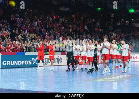 Amburgo, Deutschland. 23 gennaio 2024. Daenemark bedankt sich bei den fans GER, Slowenien vs. Daenemark, Handball, Maenner, EHF Euro 2024, Hauptrunde 2, Spieltag 4, 23.01.2024 foto: Eibner-Pressefoto/Marcel von Fehrn Credit: dpa/Alamy Live News Foto Stock