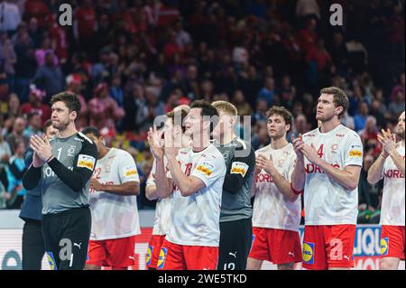 Amburgo, Deutschland. 23 gennaio 2024. Daenemark bedankt sich bei den fans GER, Slowenien vs. Daenemark, Handball, Maenner, EHF Euro 2024, Hauptrunde 2, Spieltag 4, 23.01.2024 foto: Eibner-Pressefoto/Marcel von Fehrn Credit: dpa/Alamy Live News Foto Stock