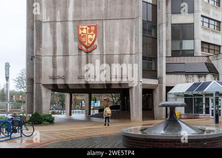 Gli uffici del Woking Borough Council nel Surrey, Inghilterra, Regno Unito, fotografati nel gennaio 2024. consiglio fallimentare, in cui si prevede un forte aumento delle imposte del consiglio Foto Stock