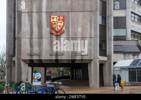 Gli uffici del Woking Borough Council nel Surrey, Inghilterra, Regno Unito, fotografati nel gennaio 2024. consiglio fallimentare, in cui si prevede un forte aumento delle imposte del consiglio Foto Stock