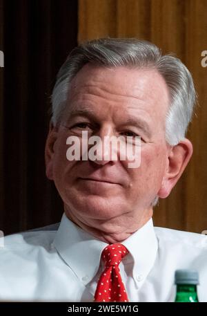 Il senatore degli Stati Uniti Tommy Tuberville (Repubblicano dell'Alabama) un'audizione del Senato per le nomine dei servizi armati presso il Dirksen Senate Office Building a Washington, DC, martedì 23 gennaio 2024. Credito: Rod Lamkey/CNP /MediaPunch Foto Stock