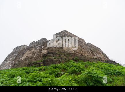 Vista dal basso della fortezza difensiva in pietra del castello. Foto Stock