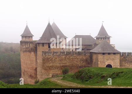 Antica fortezza di Khotyn sulle rive del Nistro in una mattinata nebbiosa. Popolare castello in Ucraina. Turismo domestico. Foto Stock