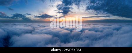 Splendido e suggestivo cielo al tramonto sopra le soffici nuvole la mattina presto dalla vista aerea dei droni. Foto Stock