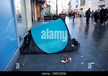 senzatetto che vivono in una tenda nella principale via pedonale dello shopping vicino alla chiesa di st liverpool, merseyside, inghilterra, regno unito Foto Stock