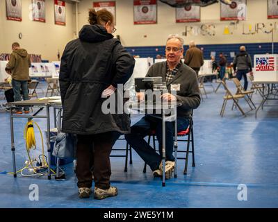 Bedford, New Hampshire, USA. 23 gennaio 2024. Un elettore controlla per lanciare il suo voto durante le primarie presidenziali del New Hampshire. (Immagine di credito: © sue Dorfman/ZUMA Press Wire) SOLO USO EDITORIALE! Non per USO commerciale! Foto Stock