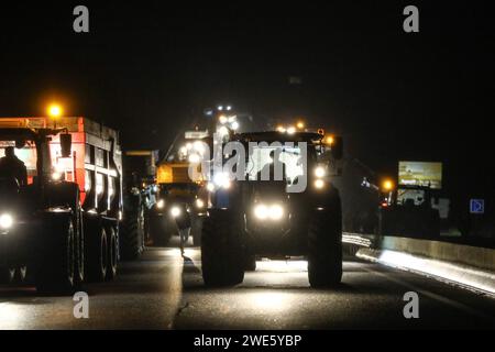 Morlaix, Francia. 23 gennaio 2024. © PHOTOPQR/LE TELEGRAM/Lionel le Saux ; MORLAIX ; 23/01/2024 ; MORLAIX (29) : des Agricolteurs bloquent la RN12 au niveau du pont routier de Morlaix, dans le sens Brest-Rennes, dans le cadre du mouvement National de la FNSEA et JA Morlaix, Francia, 23 gennaio 2024 sciopero dei contadini francesi. RN12 in Bretagna francese credito: MAXPPP/Alamy Live News Foto Stock